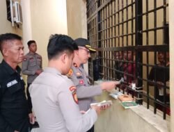 Tingkatkan Pengetahuan Agama Para Napi, Kapolres Bagi Buku Agama