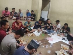 Sambil Makan Bersama, Kasat Narkoba IPTU Sutioso Beri Motivasi Para Tahanan Juga Alat Untuk Beribadah
