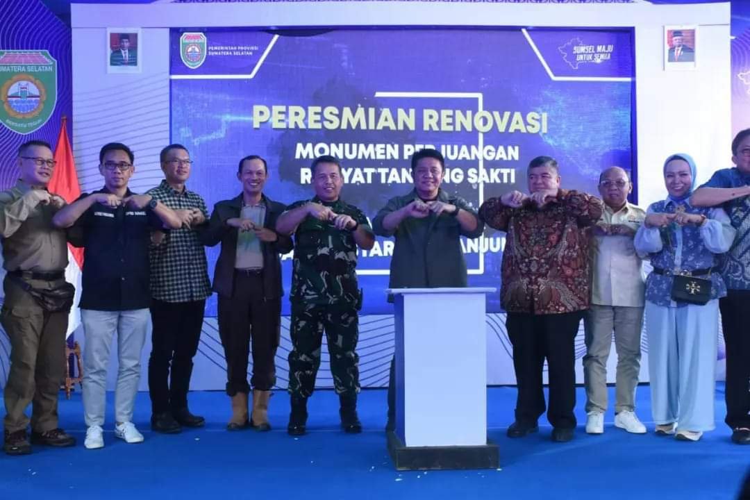 Walikota Pagar alam bersama Gubernur Sumsel ketika peresmian Renovasi Monumen perjuangan. (17/12)