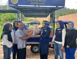 Erlitasari Serahkan Bantuan Mobile Coffee Shop pada Kelompok Tani Margajaya