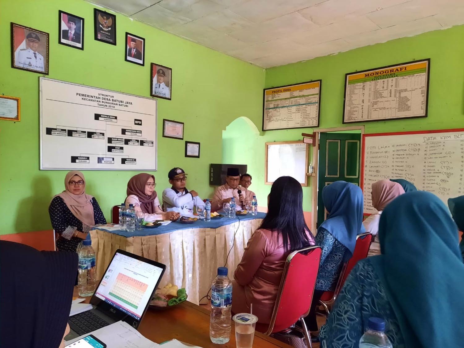 Penyuluh Kesehatan Masyarakat Dinkes Natuna, Erni Yusnita, Ketua IV TP PKK Natuna dr Monika dan Camat Bunguran Batubi Tri Didik Sisworo di Kantor Desa Batubi Jaya (Foto : Istimewa)