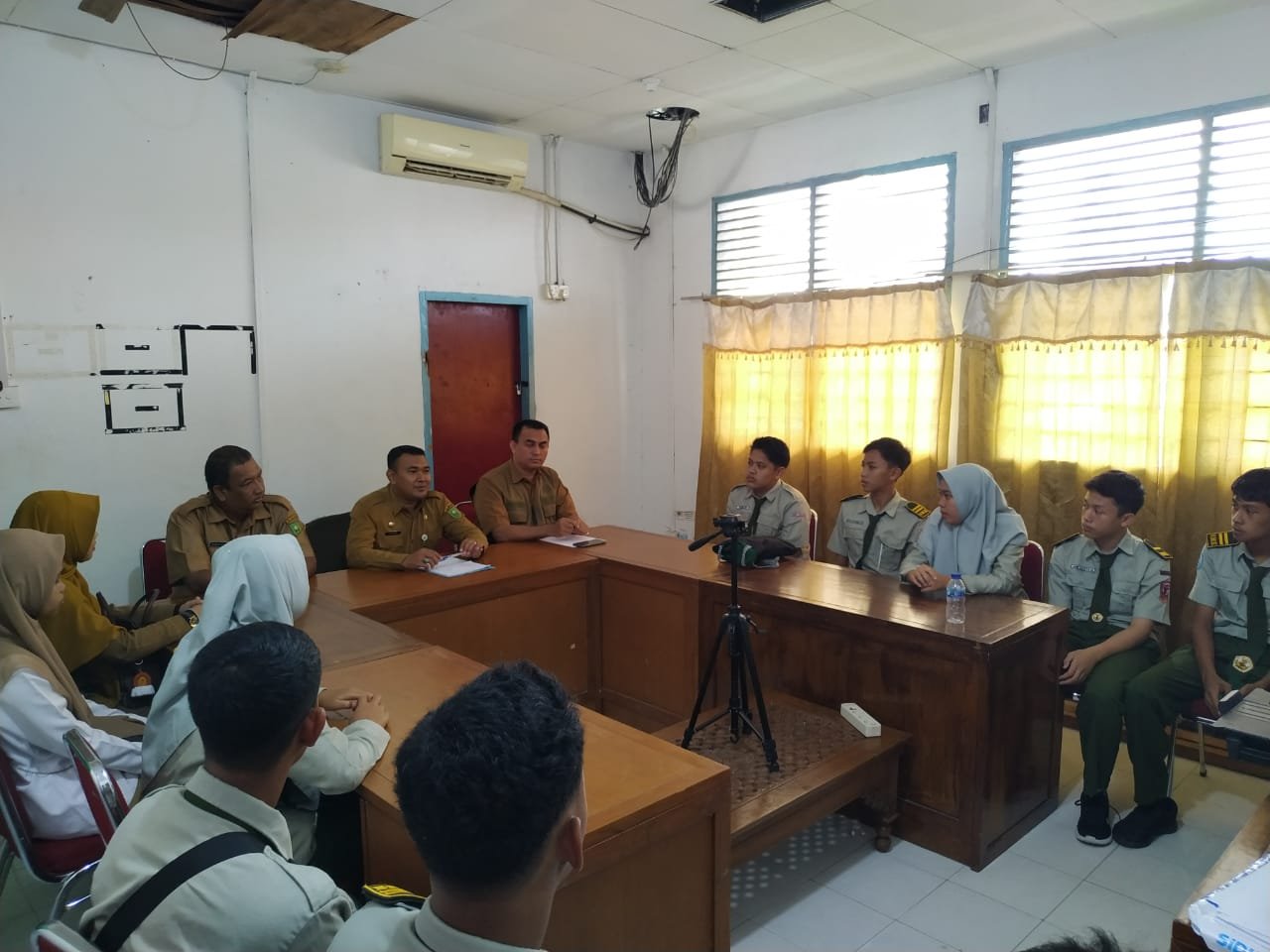 suasana temu ramah dengan 8 siswa SMKN 3 KKA di aula kantor diskominfo Natuna
