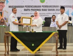 Bupati Bengkalis Terima Penghargaan Kategori Pembangunan Terbaik I Tingkat Provinsi Riau