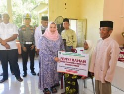 Bupati Bengkalis Serahkan Bantuan Penampung Air Hujan