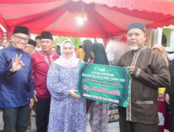 Kembali, Bupati Kasmarni Serahkan Bantuan Kepada Masjid, Anak Yatim dan Dhuafa