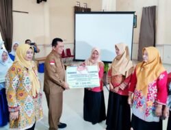 Gubernur Kepri Salurkan Ratusan Juta Untuk Tenaga Guru di Natuna