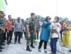 TMMD ke-118 Ditutup, Bupati Kasmarni Serahkan 100 Paket Sembako dan 10 Bingisan khitan
