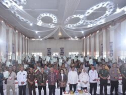 Masyarakat Tersenyum Terima Sertifikat, Bupati Ucapkan Terima Kasih Kepada Wamen ATR BPN RI