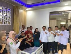 Bupati Besuk Kadis Kominfotik Bengkalis Yang Sedang Dirawat RSUD