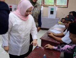 Bupati Kasmarni Salurkan Hak Suara di TPS 03 Desa Muara Basung Pinggir