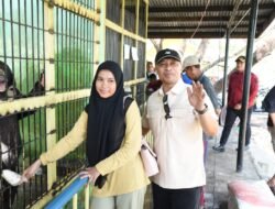 Wabup Bagus Takjub Melihat Beruang Madu di Kebun Binatang Selatbaru