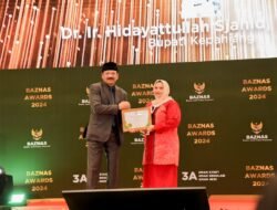 Bupati Bengkalis Terima Penghargaan Baznas Award