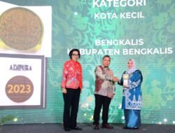 Bupati Kasmarni Terima Piala Adipura Kota Kecil Terbersih