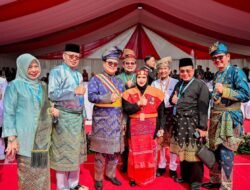 Kenakan Pakaian Adat Batak Toba, Bupati Bengkalis Ikuti Apel Upacara Harlah Pancasila