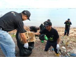 Peringati HLH Sedunia, PT PLN Batam Bersihkan Pantai Tanjung Uma