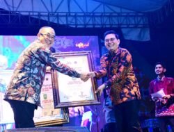 Bupati Kasmarni Terima Pin Emas Dari PWI Riau