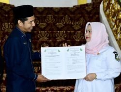 Bupati Kasmarni Serahkan Hibah BMD Pemkab ke Pengadilan Agama Bengkalis