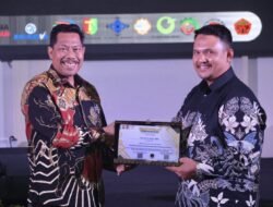 Mantap, Bupati Kasmarni Terima Anugerah Tokoh Peduli Keinsinyuran Bidang Pengembangan Infrastruktur dan Inovasi