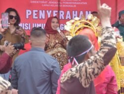 Hibur dengan Lagu, Bupati Kasmarni Harapkan Warga Lapas Bengkalis Turut Bahagia di Hari Kemerdekaan