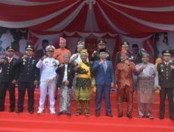 Disaksikan Ribuan Masyarakat, Prosesi Penurunan Bendera Berlangsung Khidmat