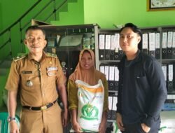 Pemdes Tebias Kembali Salurkan Bantuan Beras Dari BPN Kepada 117 KPM