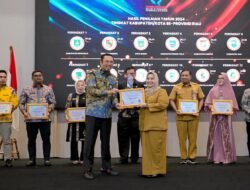 Bupati Terima Penghargaan Kepatuhan Pelayanan Publik 2024 Dari Ombudsman
