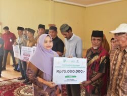 Safari Ramadhan Perdana, Bupati Kasmarni Serahkan Bantuan Kepada Masyarakat Bengkalis