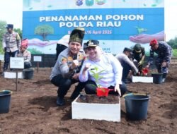 Atasi Karhutla Kapolda Riau dan Bupati Bengkalis Tanam Pohon Geronggang