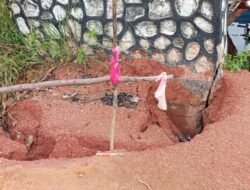 Jambatan Miring, Kendaraan Sudah Mulai Sulit Melewatinya, Di Jambatan Jalan Desa Kundur.