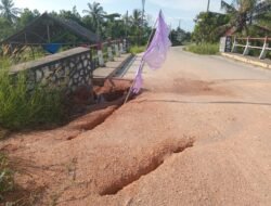 Jalan Jambatan Desa Kundur Rusak, Sudah Memakan Badan Jalan