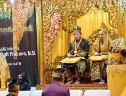 Kapolri Terima Penganugerahan Adat Ingatan Budi Dari LAM Riau, Bupati Bengkalis Hadiri Prosesi Penganugerahan