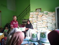 Kades Tebias. Salurkan Bantuan Beras Dari Badan Pangan Nasional Bekerja-Sama Dengan Bulog