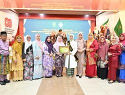 Bunda PAUD Kabupaten Bengkalis Kasmarni Terima Penghargaan Inspirator Parenting Positif