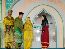 Bupati Kasmarni Serahkan Bantuan Kepada Ibu Fatimah, Korban Kebakaran di Sukarjo Mesim