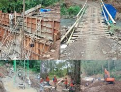 Proses pembangunan jembatan yang menghubungkan dua Dusun di Kecamatan Dempo Tengah