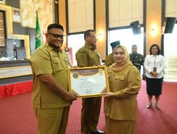 Bupati Kasmarni Serahkan Penghargaan Evaluasi Kinerja Publik 2025